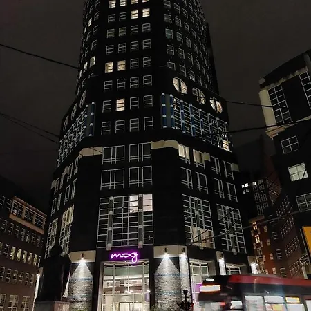 Otel Moxy 4*